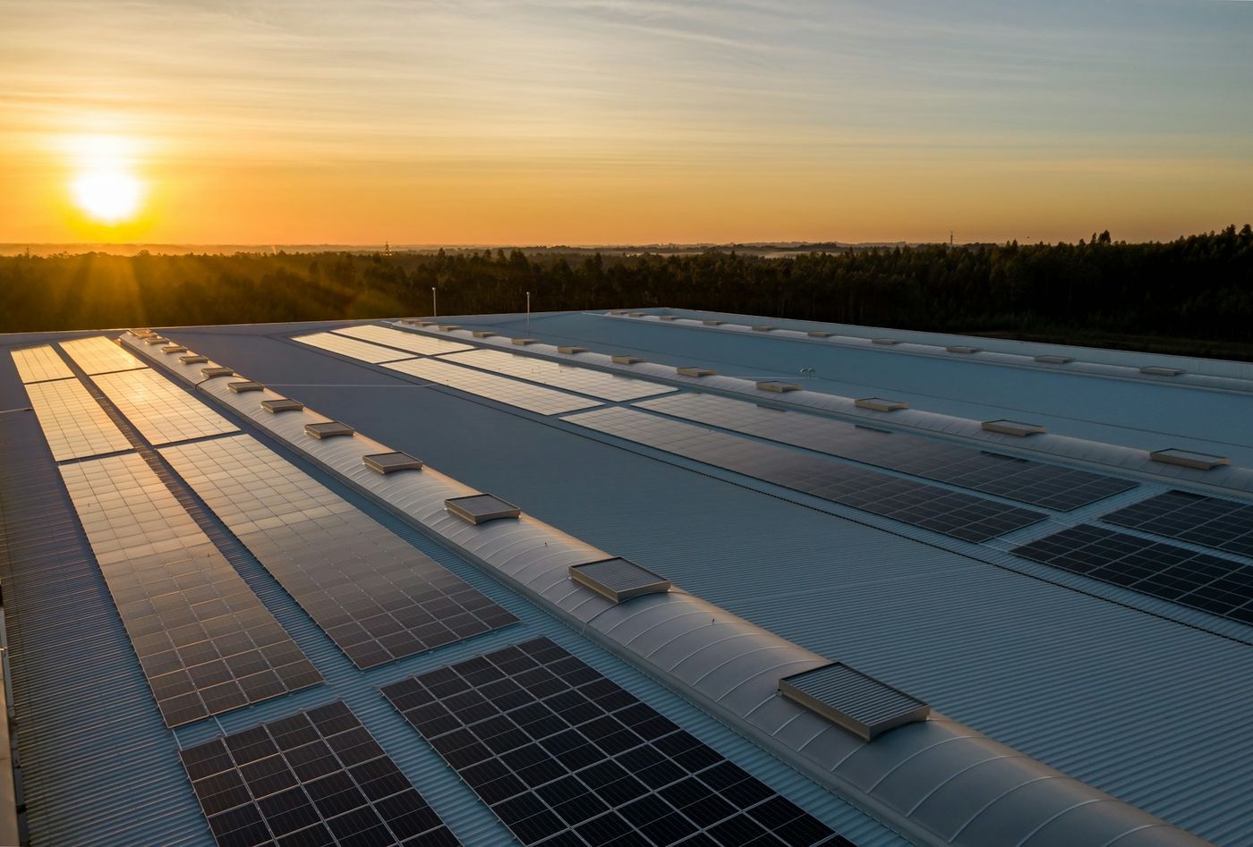 Instalación de sistema de energía solar y comunicaciones